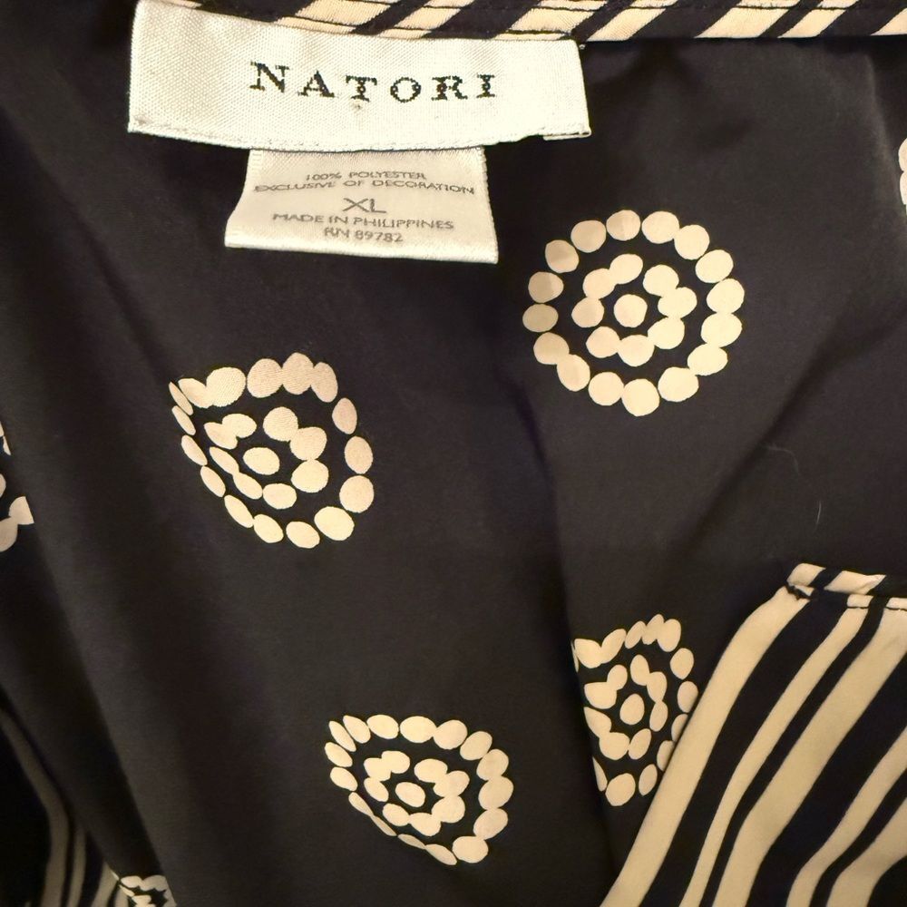Natori Kaftan
E27 - Picture 5 of 6